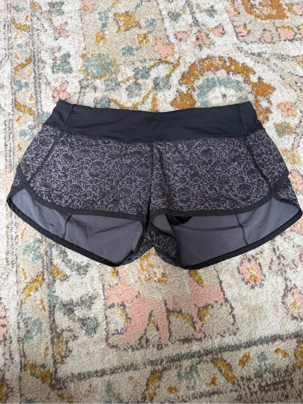 Lululemon Speed Up Short 2 1/2" Size 8 Black/Gray Floral Athletic